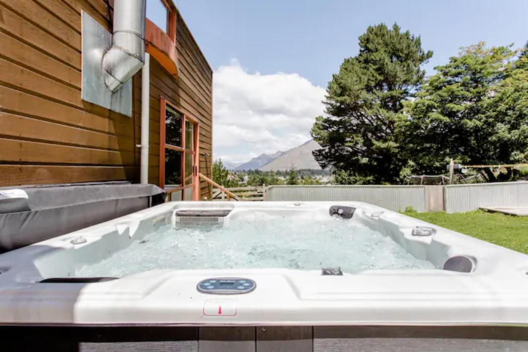 Hot Tub And Views Over Central Queenstown - Entire Holiday House 外观 照片